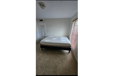 Se renta cuarto para dama en Miami