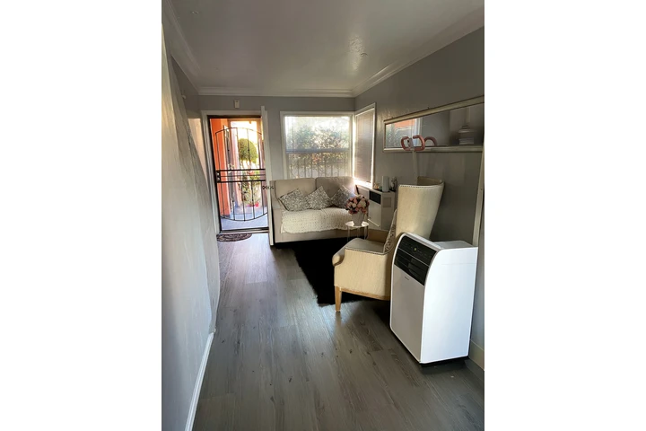 $975 : Cuarto- $975 en Leimert Park image 2