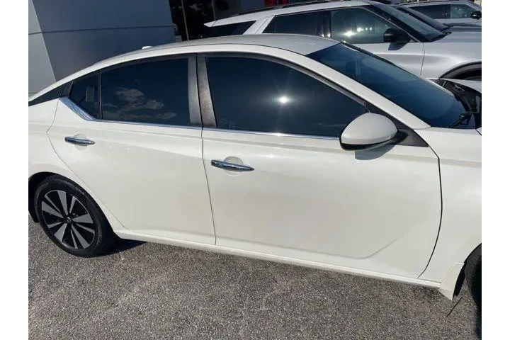 $17148 : Nissan Altima 2021 2.5 SV 4d image 2