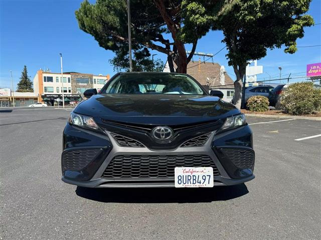 2021 TOYOTA CAMRY SE SEDAN 4D image 3