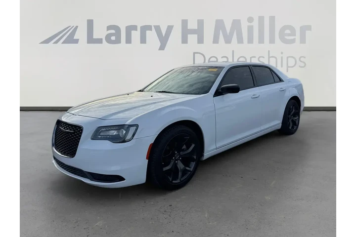 $28692 : Chrysler 300 2023 Touring 4d image 1