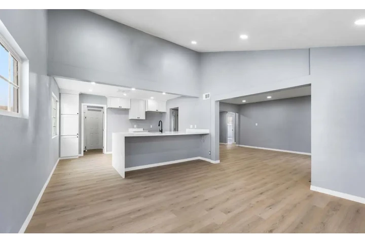 $2450 : 3Bed 2Bath Home In South Gate image 4