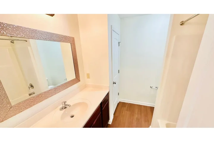 $1600 : Rent image 3