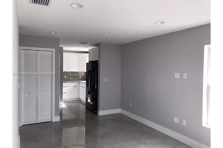 $900 : Casa en el corazón de Miami! image 8