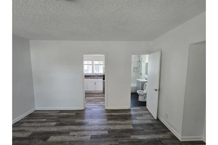 $1700 : Estudio image 1