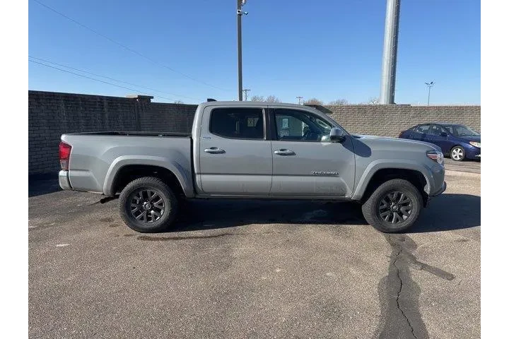 $29982 : Toyota Tacoma 2021 4x4 TRD P image 8