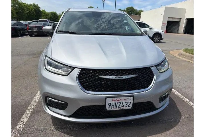 $24554 : Chrysler Pacifica Plug-In Hy image 2
