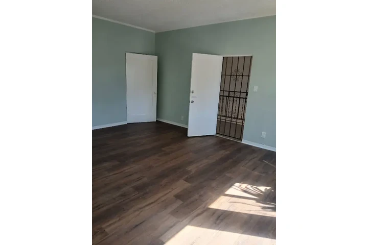 $1830 : COMMERCE: 1 BEDROOM APT image 5