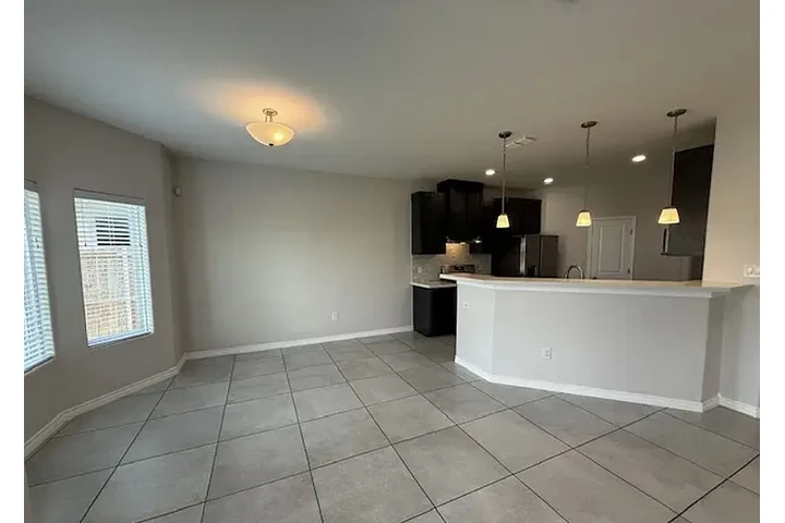$2000 : HOUSE RENT AVAILABLE LAREDO TX image 10