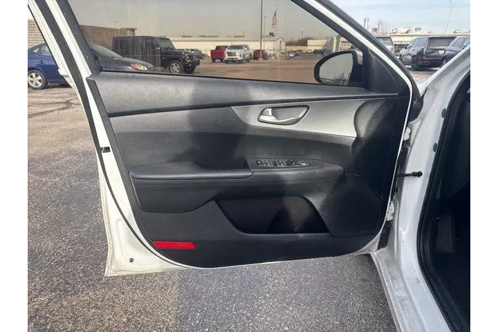 $13982 : Kia Forte 2019 LXS 4dr Sedan image 9