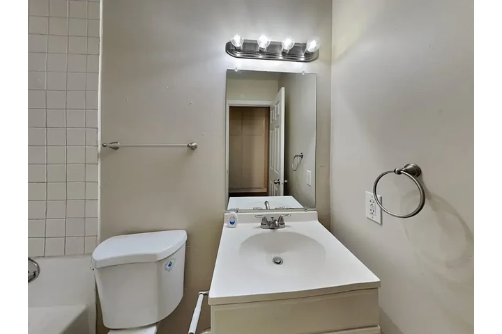 $1969 : Spacious 3-Bedroom Ready image 9