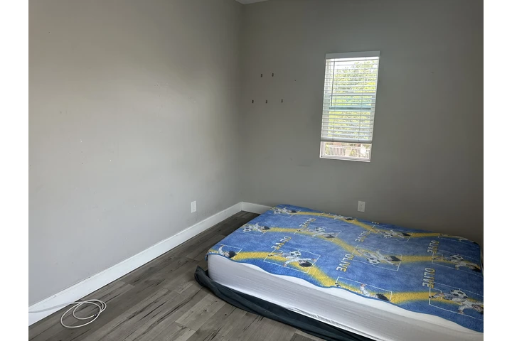 $1000 : Se renta cuarto image 4