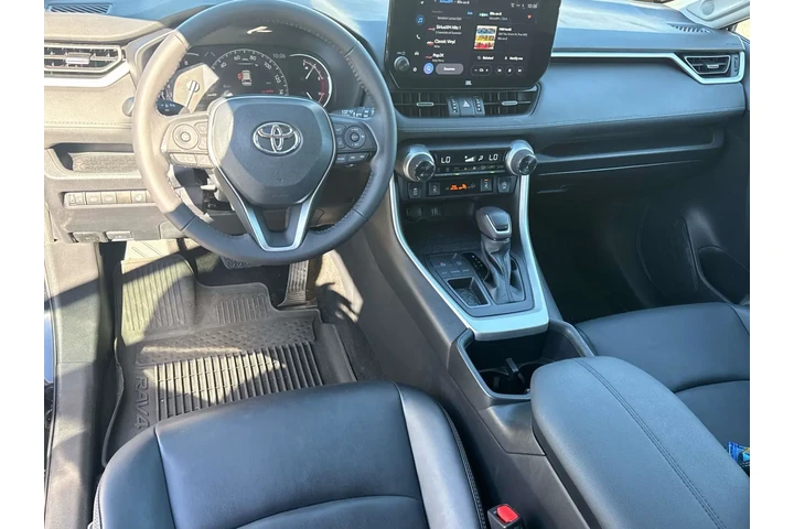 $32750 : Toyota RAV4 2023 XLE Premium image 10
