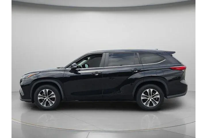 $37591 : Toyota Highlander 2023 XLE 4 image 4