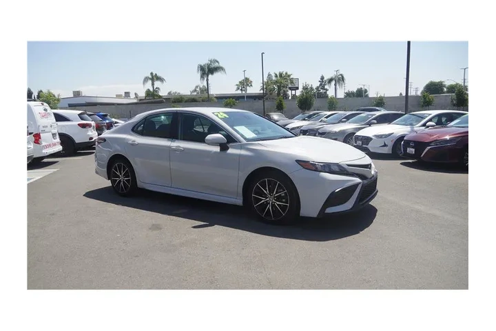 $27500 : 2024 Camry SE Sedan 4D image 4