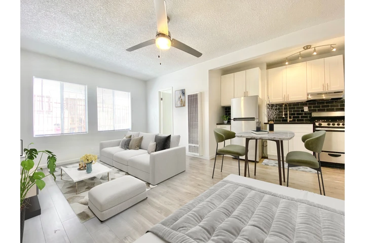 $1345 : SINGLE  FULLY RENOVATED APT image 2