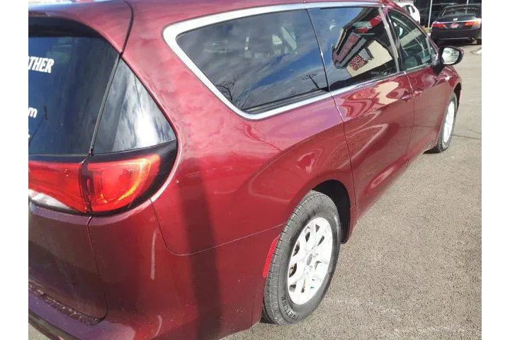 $13242 : Chrysler Voyager 2020 LXi 4d image 10