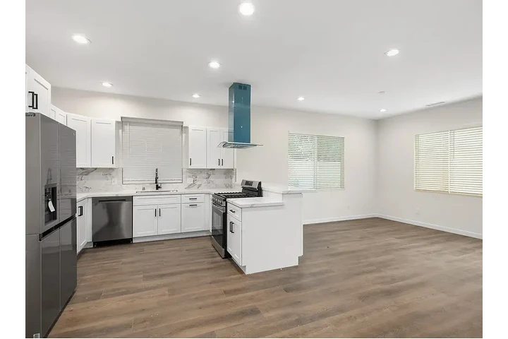 $1860 : The Amazing house with all the image 4