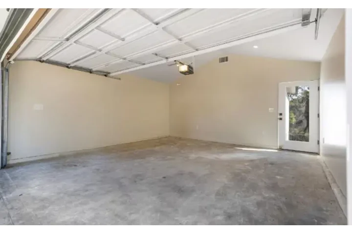 $2465 : 3Bedroom House in S Hoover St image 8