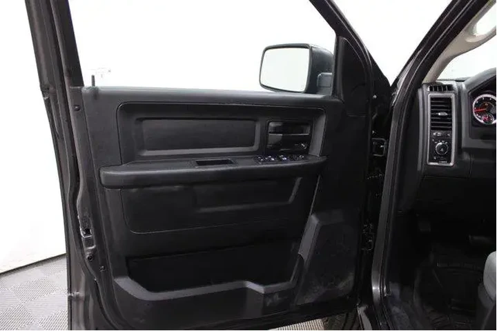 $15982 : Ram 1500 2017 4x4 Express 4d image 6