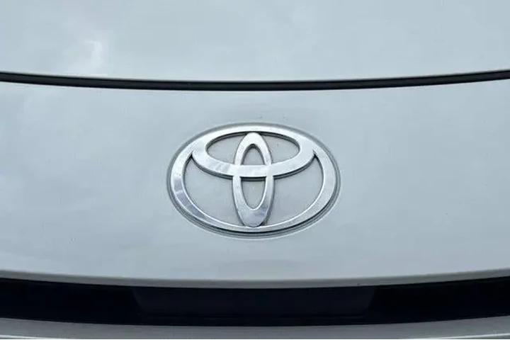 $29599 : Toyota Prius 2025 LE 4dr Hat image 8