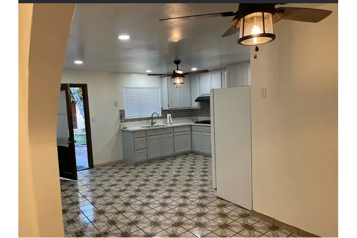 $2800 : 3 bedroom house available image 9