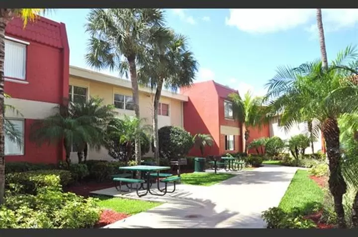 $2360 : Westchester. Miami image 2