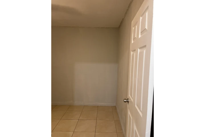 $1000 : Se renta un cuarto image 1