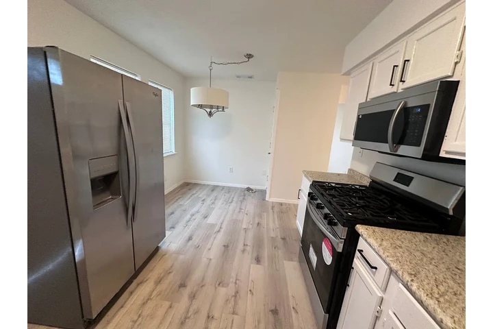 $800 : Beautiful craftsman style home image 4