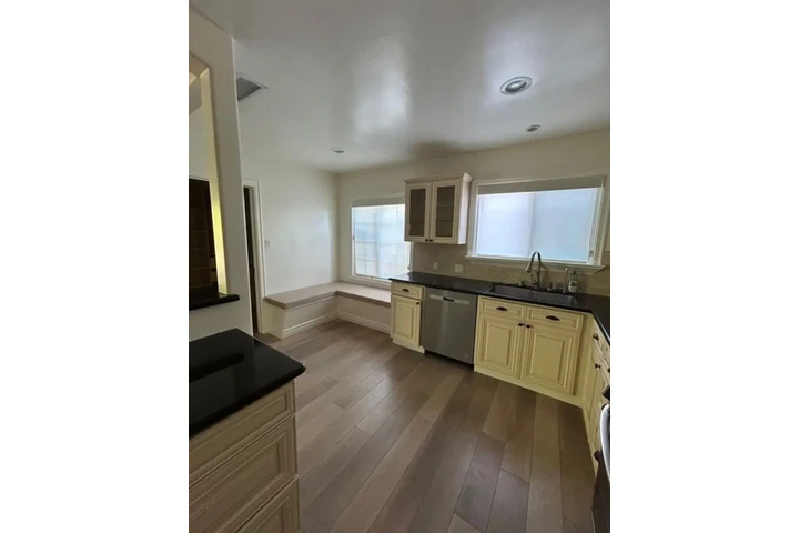 $2560 : House in Korean town image 5