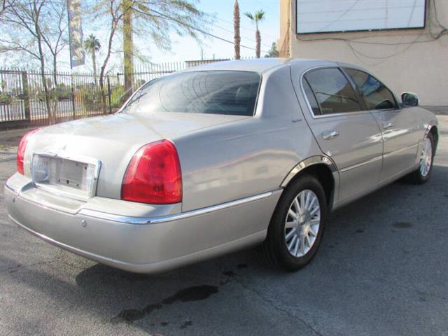 $6995 : 2004 Town Car Signature image 4