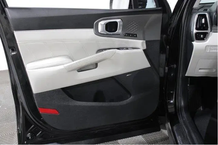 $27892 : Kia Sorento Plug-In Hybrid 2 image 6