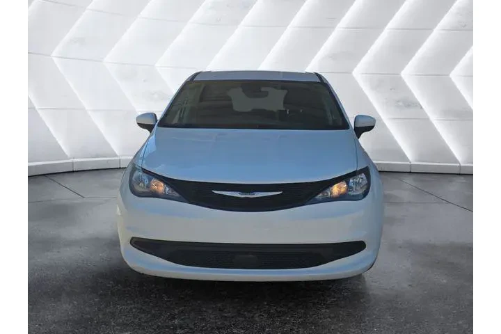 $13791 : Chrysler Voyager 2023 LX 4dr image 2