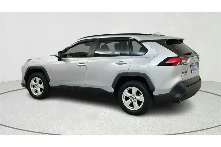 $26971 : Toyota RAV4 2021 AWD XLE 4dr image 4