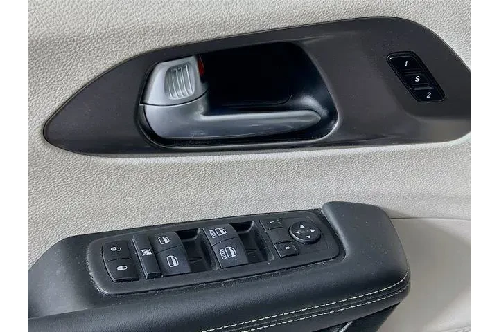 $28975 : Chrysler Pacifica 2024 Touri image 9