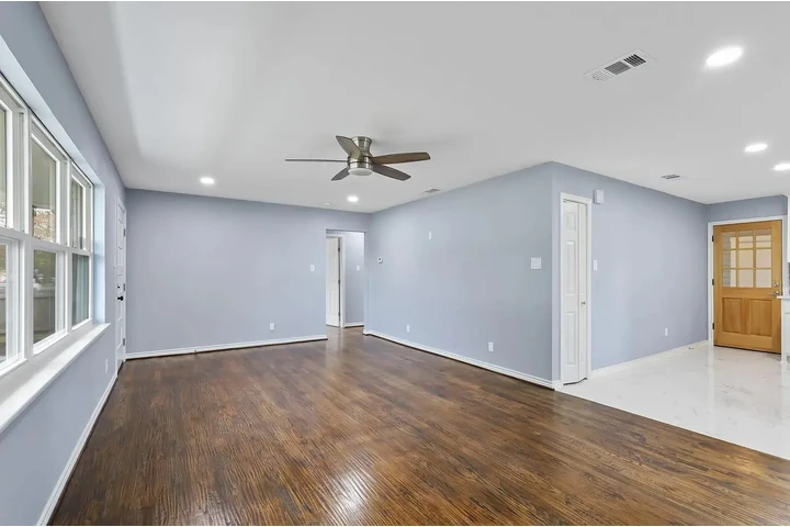 $900 : Renovated & Move in Ready image 3