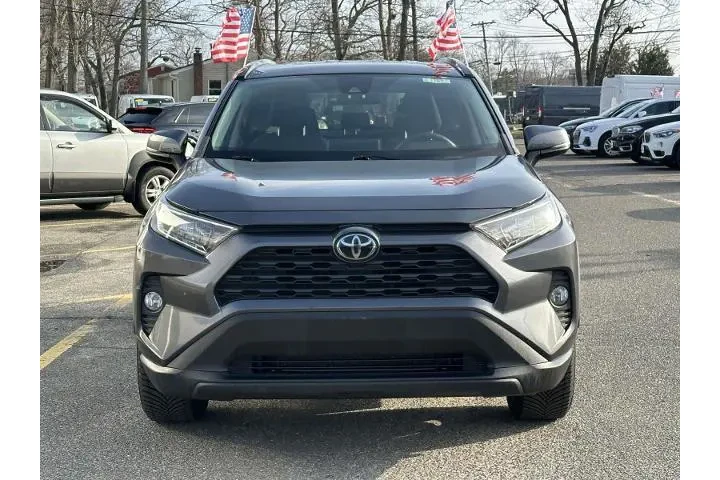 $17995 : Toyota RAV4 2021 AWD XLE 4dr image 2