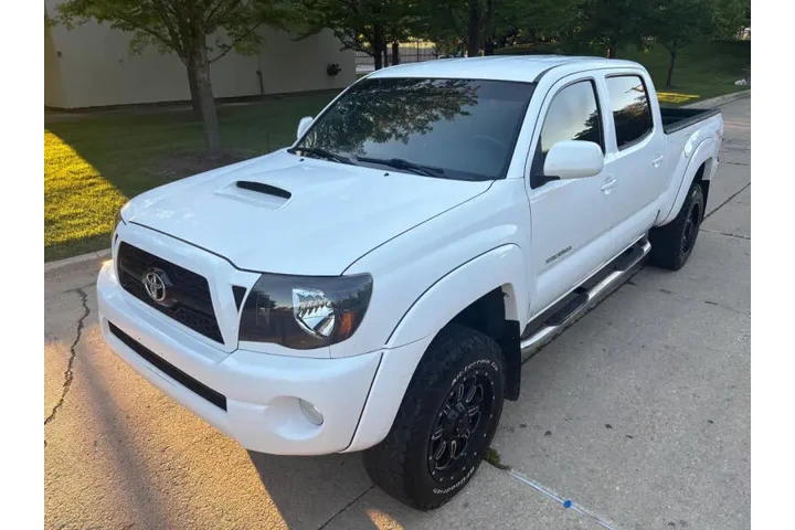 $15997 : 2011 Tacoma V6 image 1
