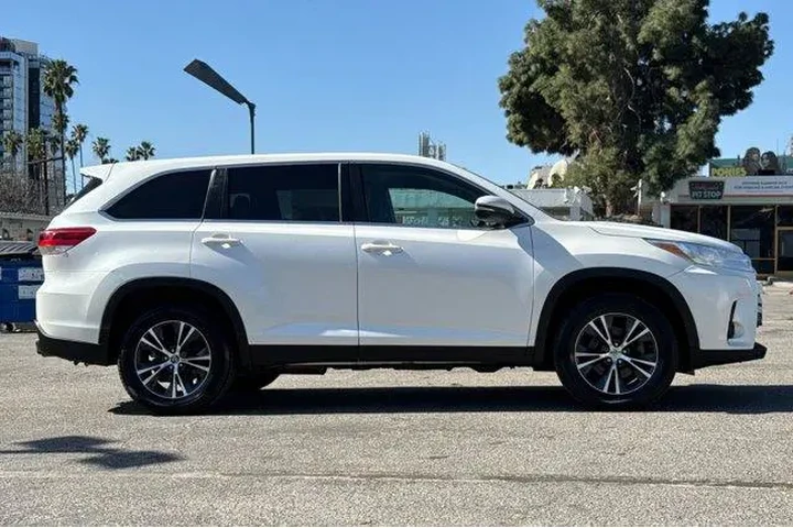 $18888 : Toyota Highlander 2019 LE 4d image 3