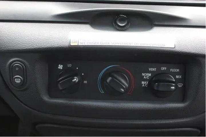 $8905 : Ford Crown Victoria 2009 Pol image 3