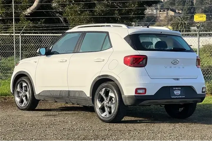 $19990 : Hyundai VENUE 2025 SEL 4dr C image 9
