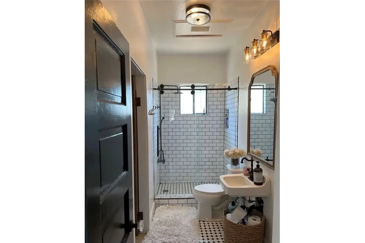 $1000 : modern bedroom Home for rent image 5