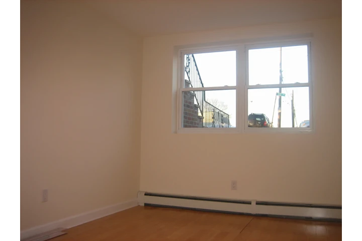 $2850 : Maspeth 2 Dorm/Yarda Bonito image 5