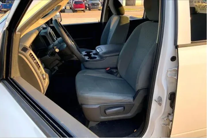 $10985 : Ram 1500 2017 4x4 Express 4d image 8