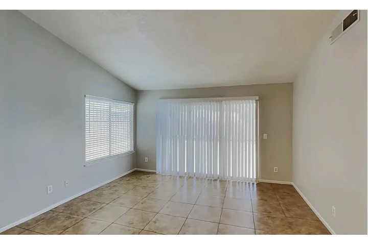 $850 : beautifully renovated pet home image 4