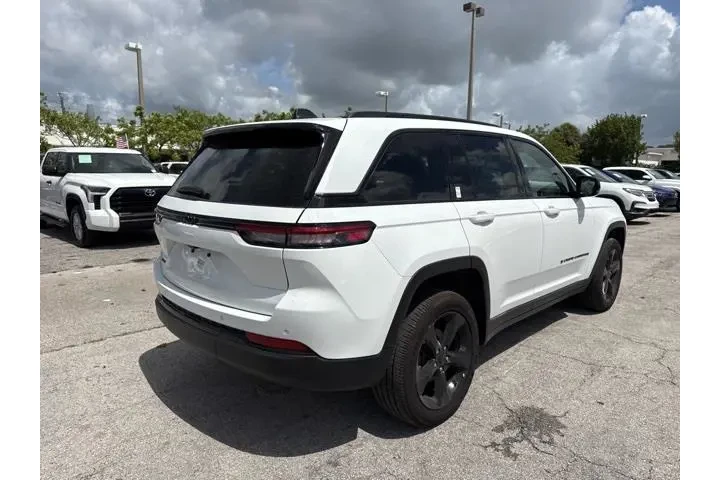 $37988 : Jeep Grand Cherokee 2024 4x4 image 3