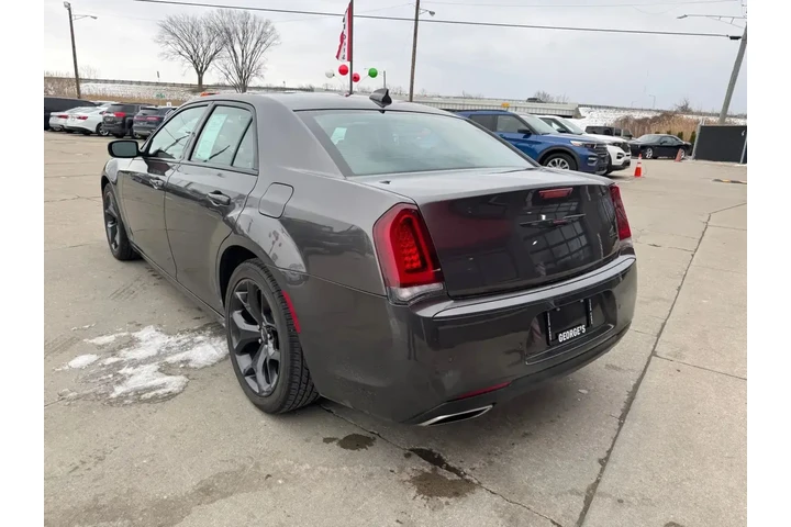 $28991 : Chrysler 300 2023 S V6 4dr S image 7