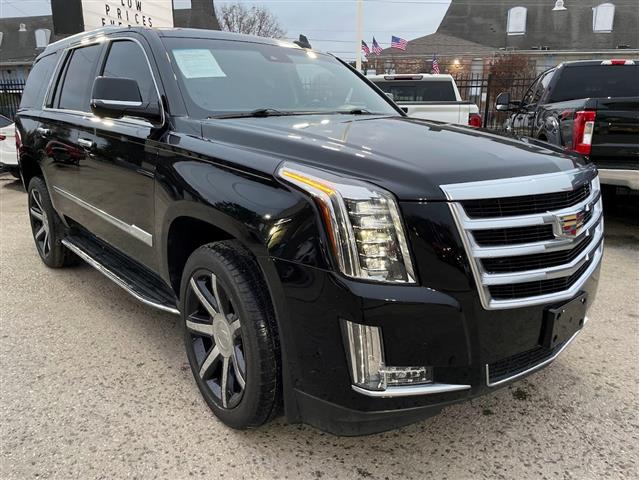 2017 Escalade 2WD 4dr Luxury image 3