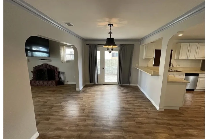 $1000 : newer cabinetry, quartz-style image 2