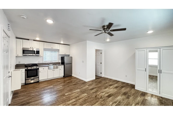 $1295 : Studio amplio y privado image 3